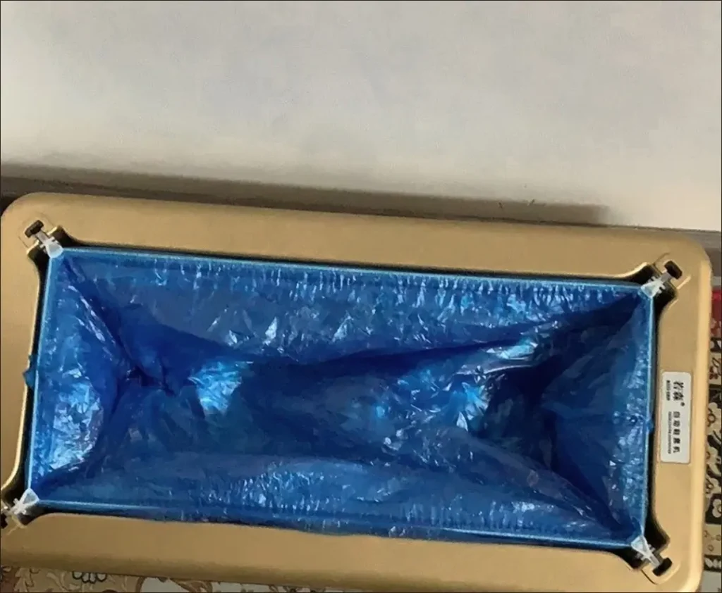 أغطية أحذية T-Buckle القابلة للتصرف، مصنوعة من مواد CPE جديدة تمامًا. مثالية للاستخدام اليدوي أو كملء لآلات توزيع أغطية الأحذية.